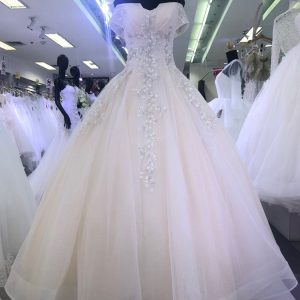 ชุดเจ้าสาวขายส่ง ชุดแต่งงานไม่แพง ชุดวิวาห์ราคาถูก Bridal Shop Bangkok Thailand